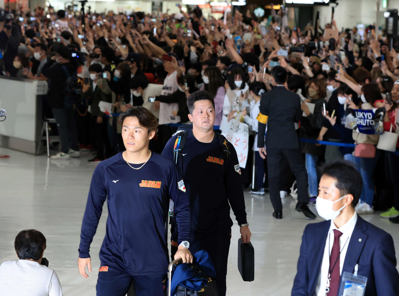 帰国した日本代表の山本由伸（手前）と牧秀悟（2023年3月23日撮影）