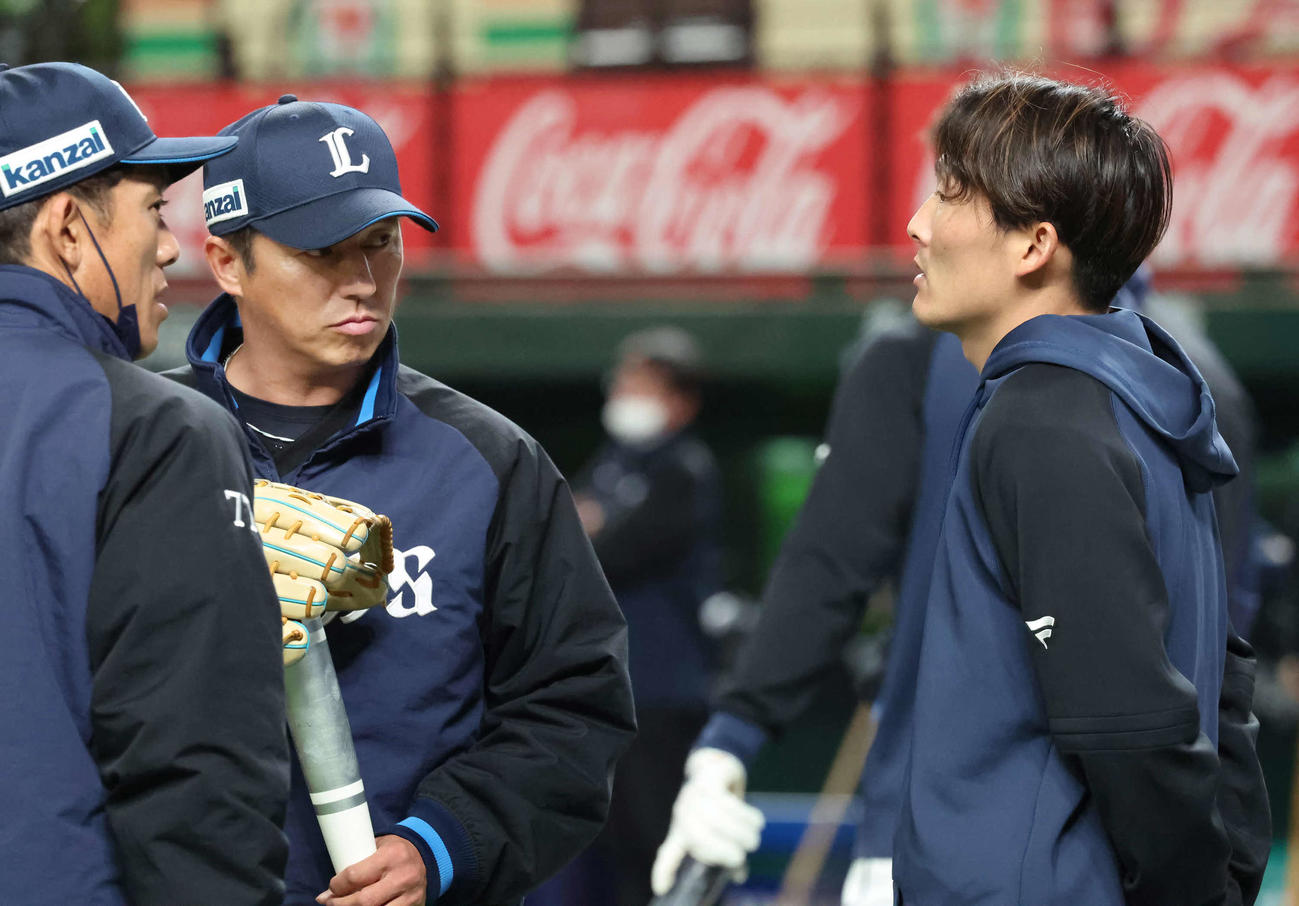 松井監督（左）、平石コーチと話す西武源田（撮影・丹羽敏通）