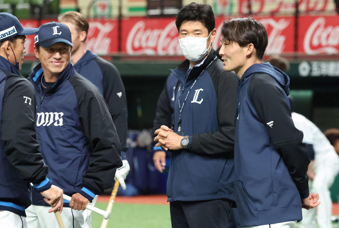 松井監督（左）、平石コーチと話す西武源田（撮影・丹羽敏通）