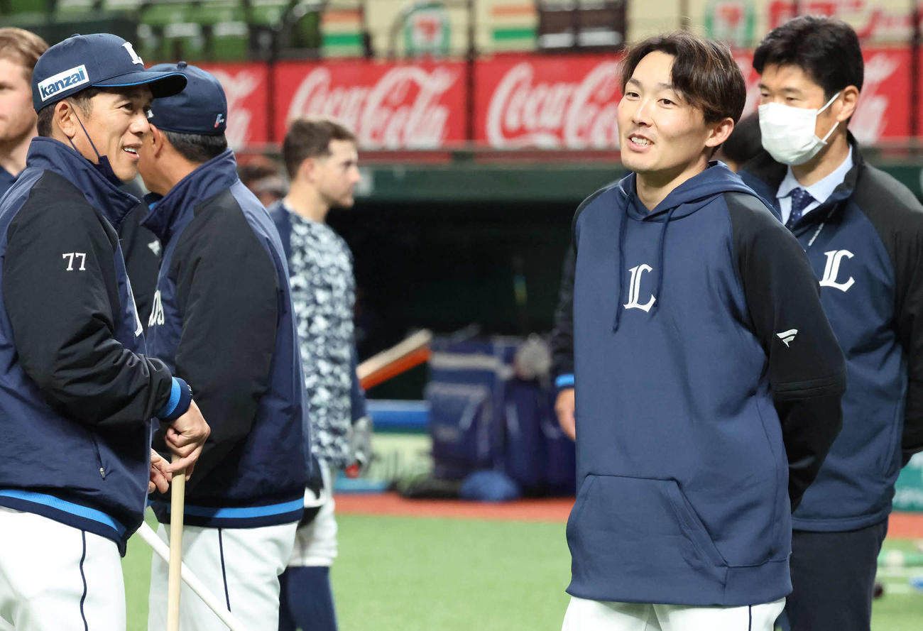 松井稼監督（左）と話す西武源田（撮影・丹羽敏通）