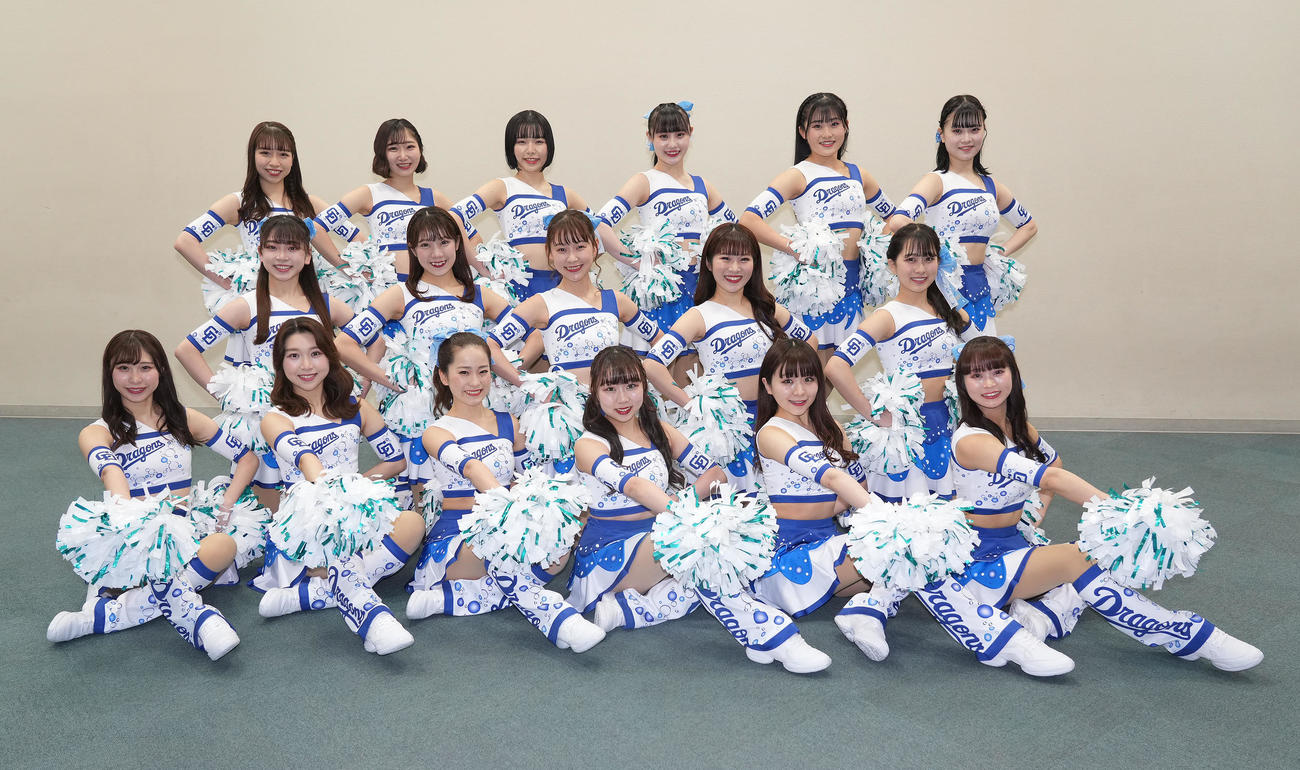 お披露目されたチアドラゴンズ2023のメンバー（前列・左から）AI、MOEKA、RINO、KAREN、MIZUKI、RAMU（中列・左から）MEI、KANA、MANA、HONOKA、YUIKA（後列・左から）MAI、MIRAI、NAGISA、YUI、MIHARU、HARU（撮影・森本幸一）