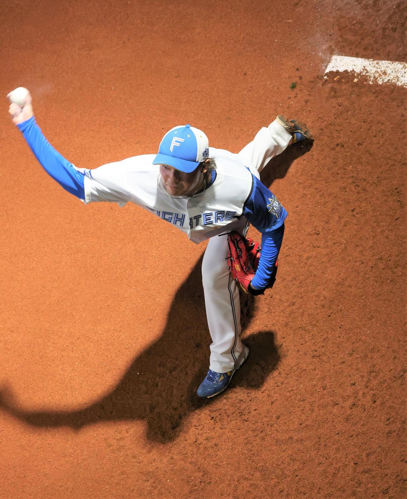 日本ハム対ヤクルト　ブルペンで投球する伊藤（撮影・黒川智章）
