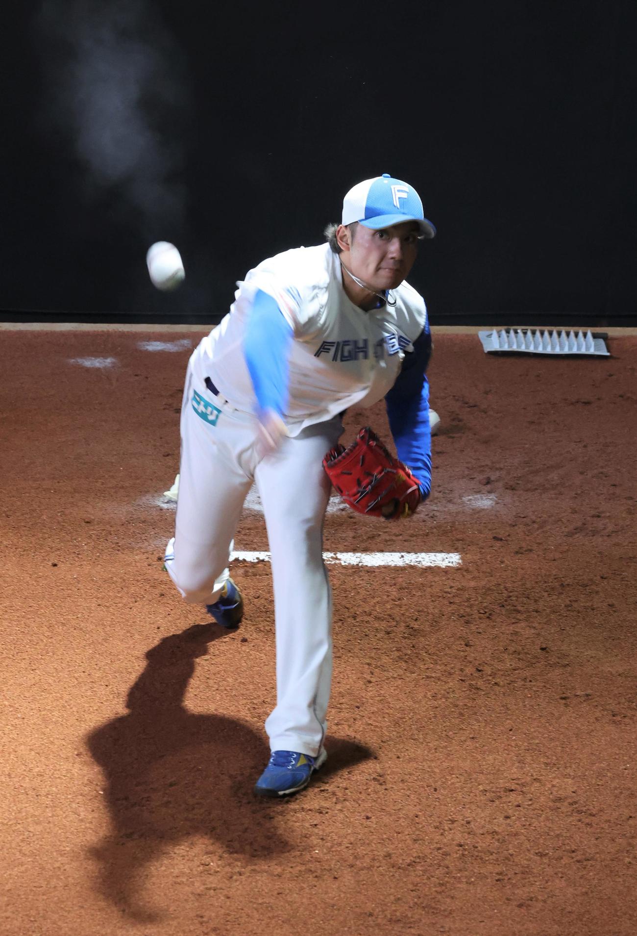日本ハム対ヤクルト　ブルペンで投球する伊藤（撮影・黒川智章）