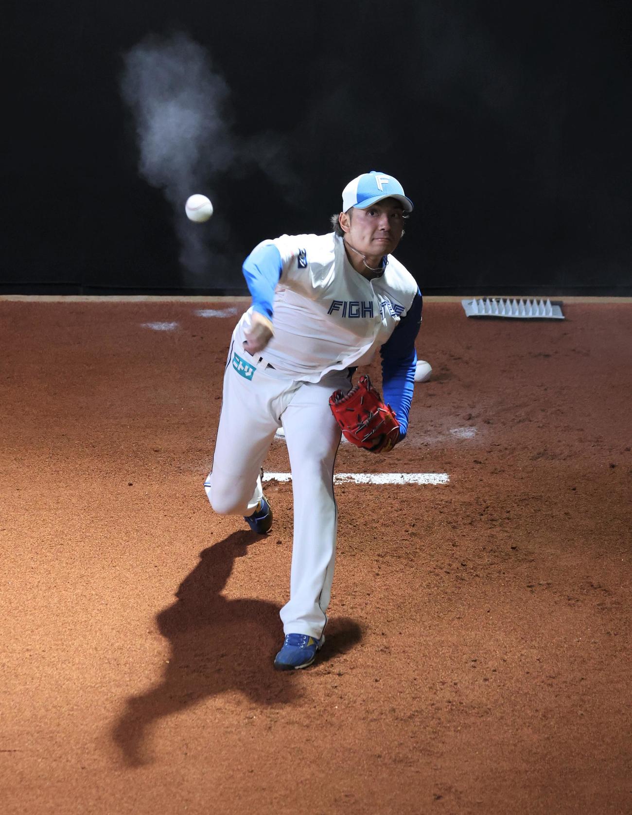日本ハム対ヤクルト　ブルペンで投球する伊藤（撮影・黒川智章）