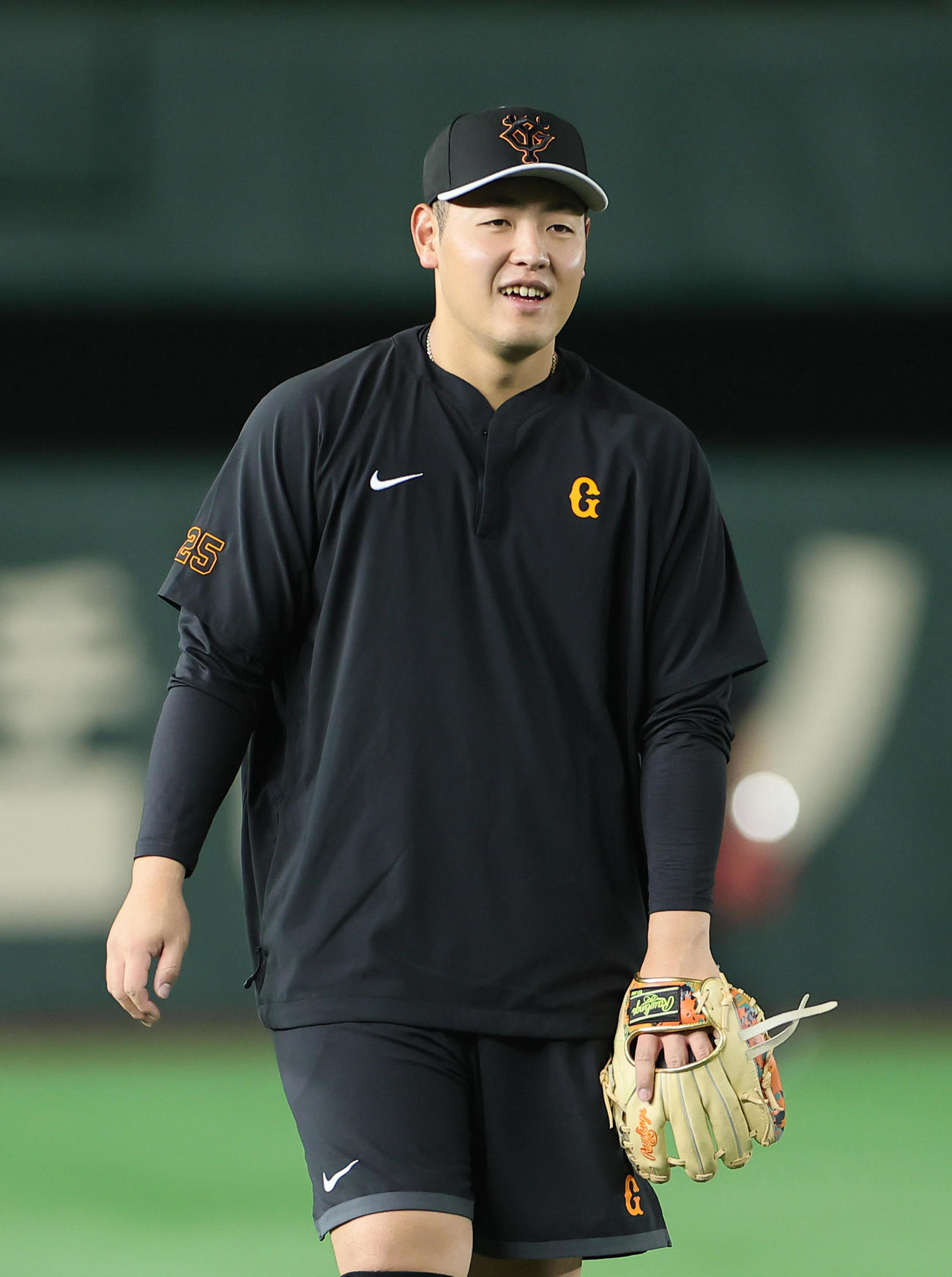 試合前練習中、笑顔を見せる巨人岡本和（撮影・足立雅史）