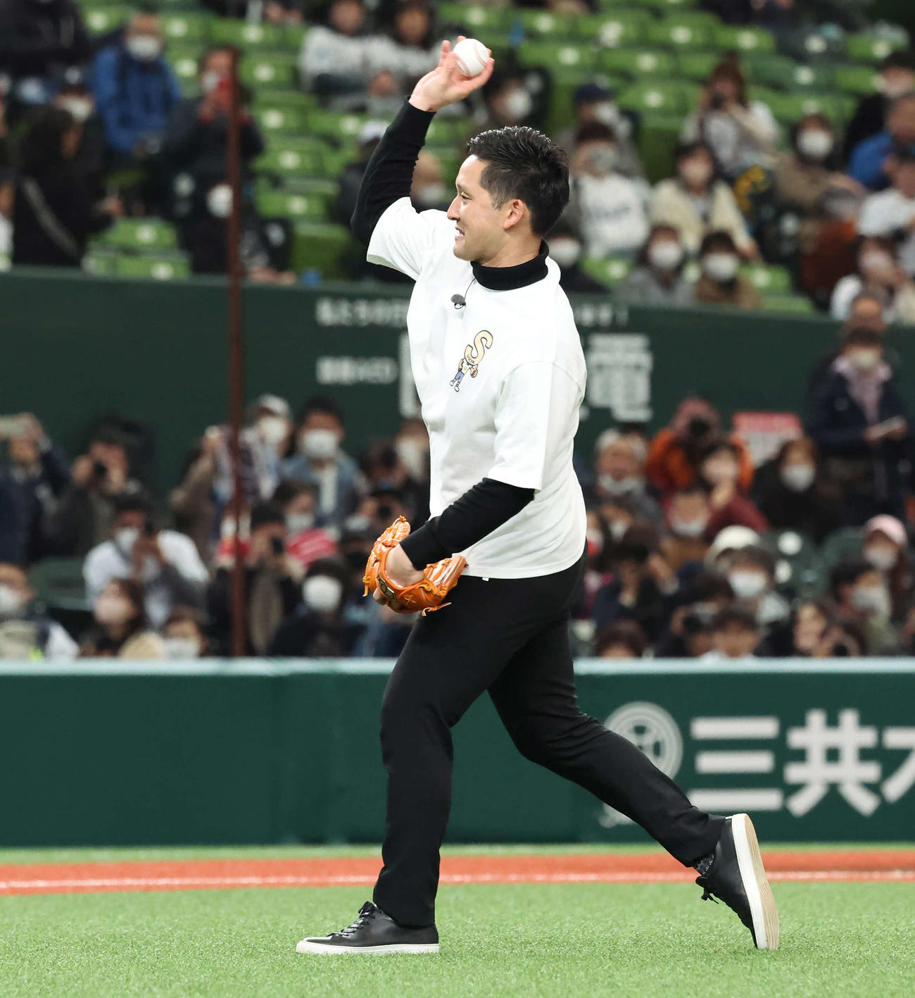 西武対DeNA　セレモニアルピッチをする杉谷氏（撮影・丹羽敏通）