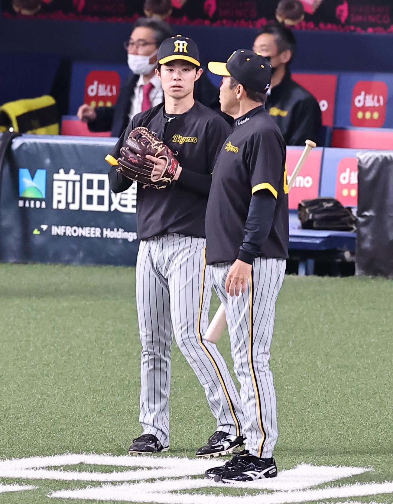 オリックス対阪神　中野（左）は岡田監督と言葉を交わす（撮影・上田博志）