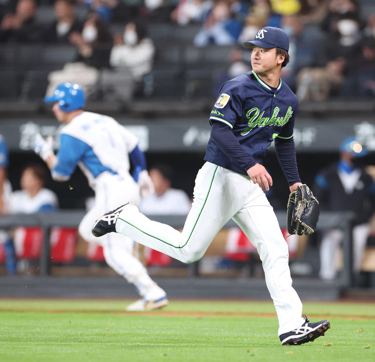 日本ハム対ヤクルト　1回裏日本ハム無死一、二塁、松本剛（左後方）に先制となる中前適時打を打たれる吉村（撮影・佐藤翔太）