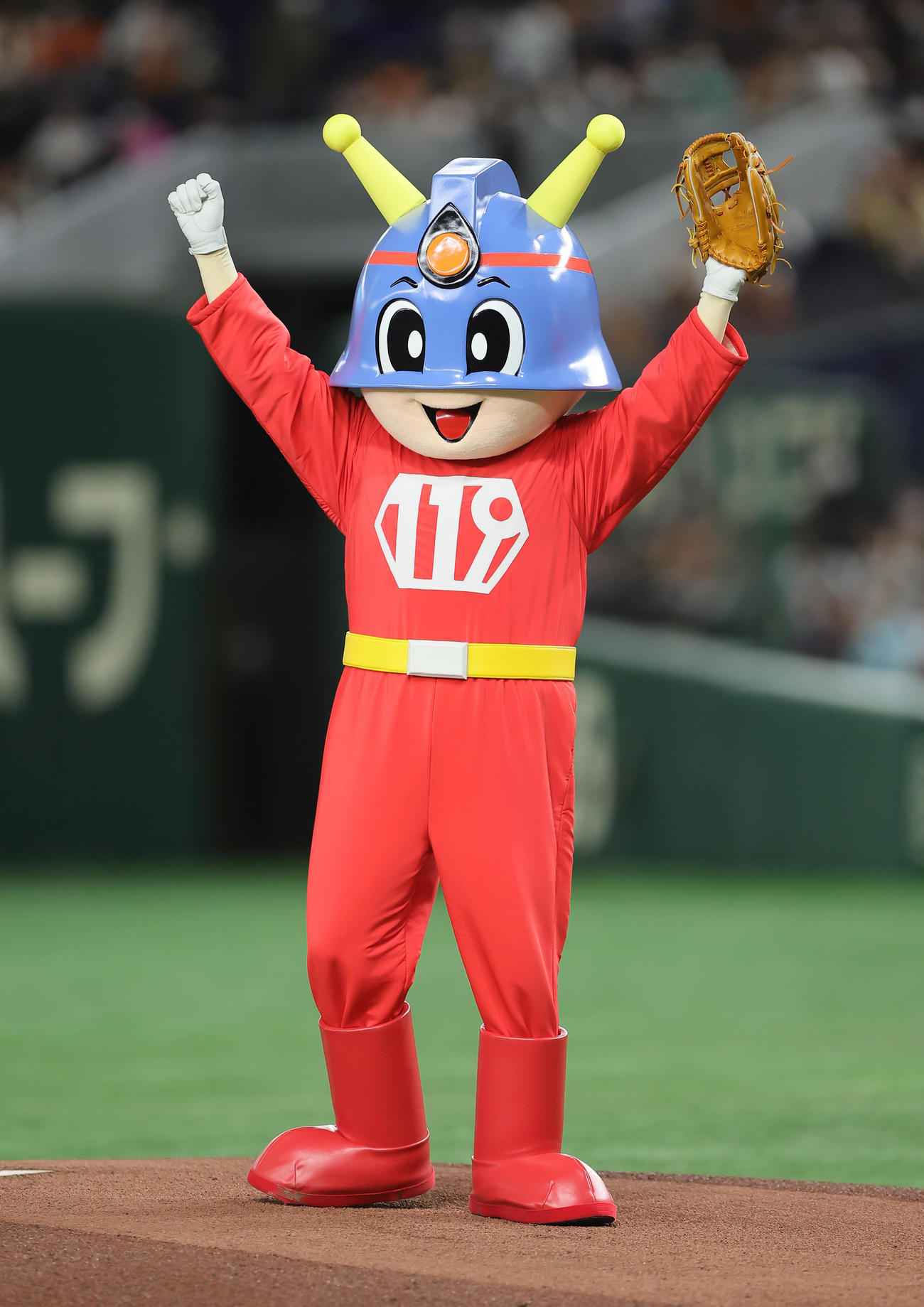 巨人対楽天　始球式を務め声援に応える東京消防庁マスコットの「キュータくん」（撮影・足立雅史）