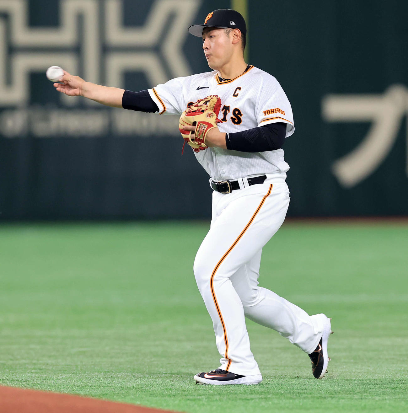 巨人対楽天　試合前シートノックで送球する巨人岡本和（撮影・浅見桂子）