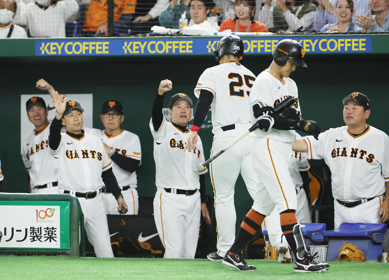 巨人対楽天　2回裏巨人1死一、二塁、坂本の左2点適時二塁打で生還した岡本和（中央右）を迎える原監督（中央）（撮影・足立雅史）