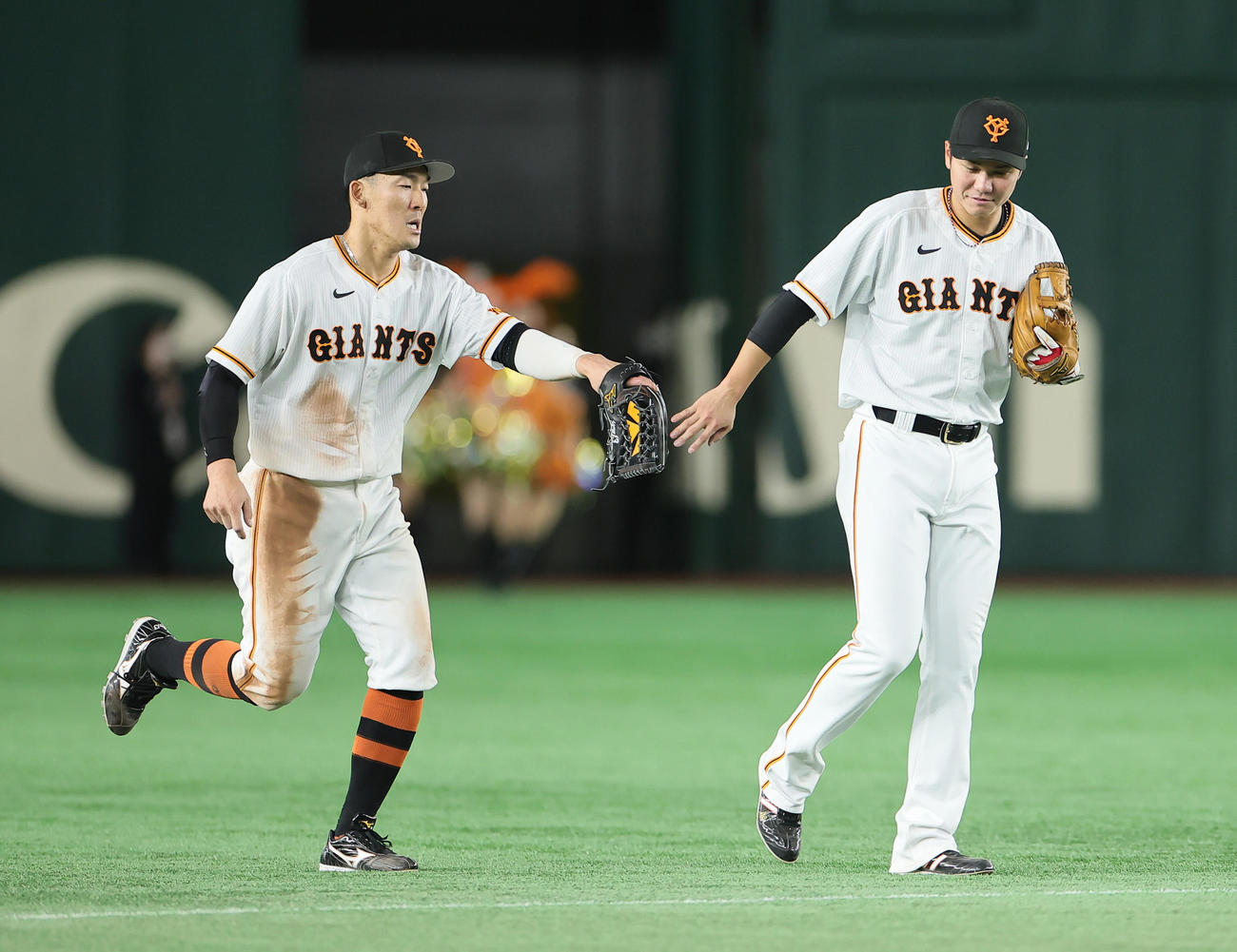 巨人対楽天　7回表楽天2死、浅村の飛球を好捕した左翼手梶谷（左）とタッチを交わす遊撃手坂本（撮影・足立雅史）