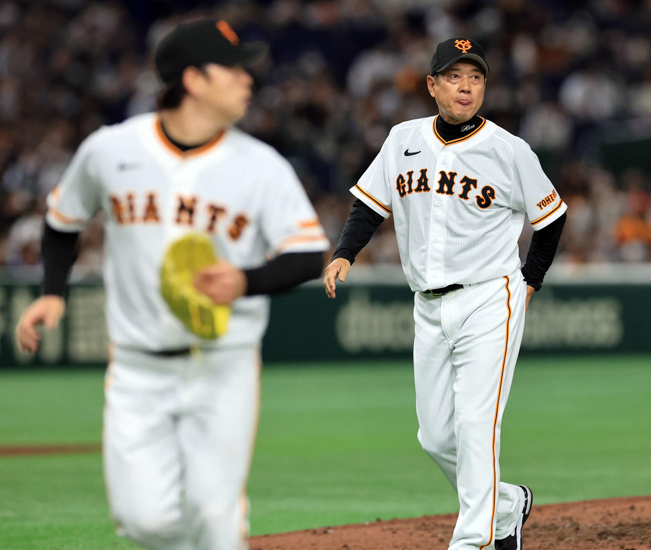 巨人対楽天　8回表楽天1死一塁、打者阿部を迎える場面で、高梨（手前）に交代を告げ、ベンチに戻る原監督（右）（撮影・浅見桂子）