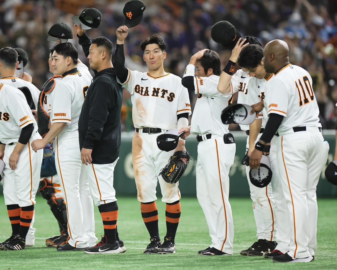 巨人対楽天　勝利し、スタンドの声援に応える巨人梶谷（中央）ら（撮影・足立雅史）