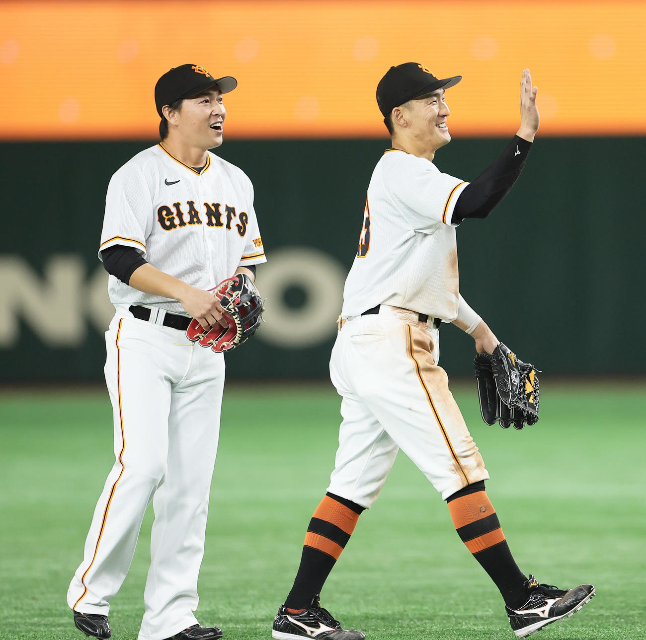 巨人対楽天　勝利し、笑顔を見せる巨人の長野（左）と梶谷（撮影・足立雅史）