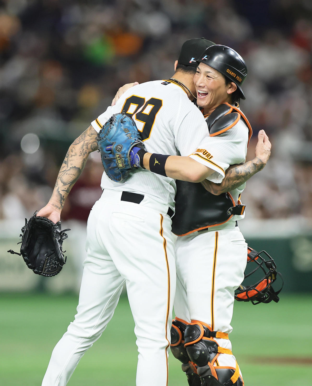 巨人対楽天　9回から登板し、無失点で試合を締めた巨人ロペス（左）は小林と抱き合い喜ぶ（撮影・足立雅史）