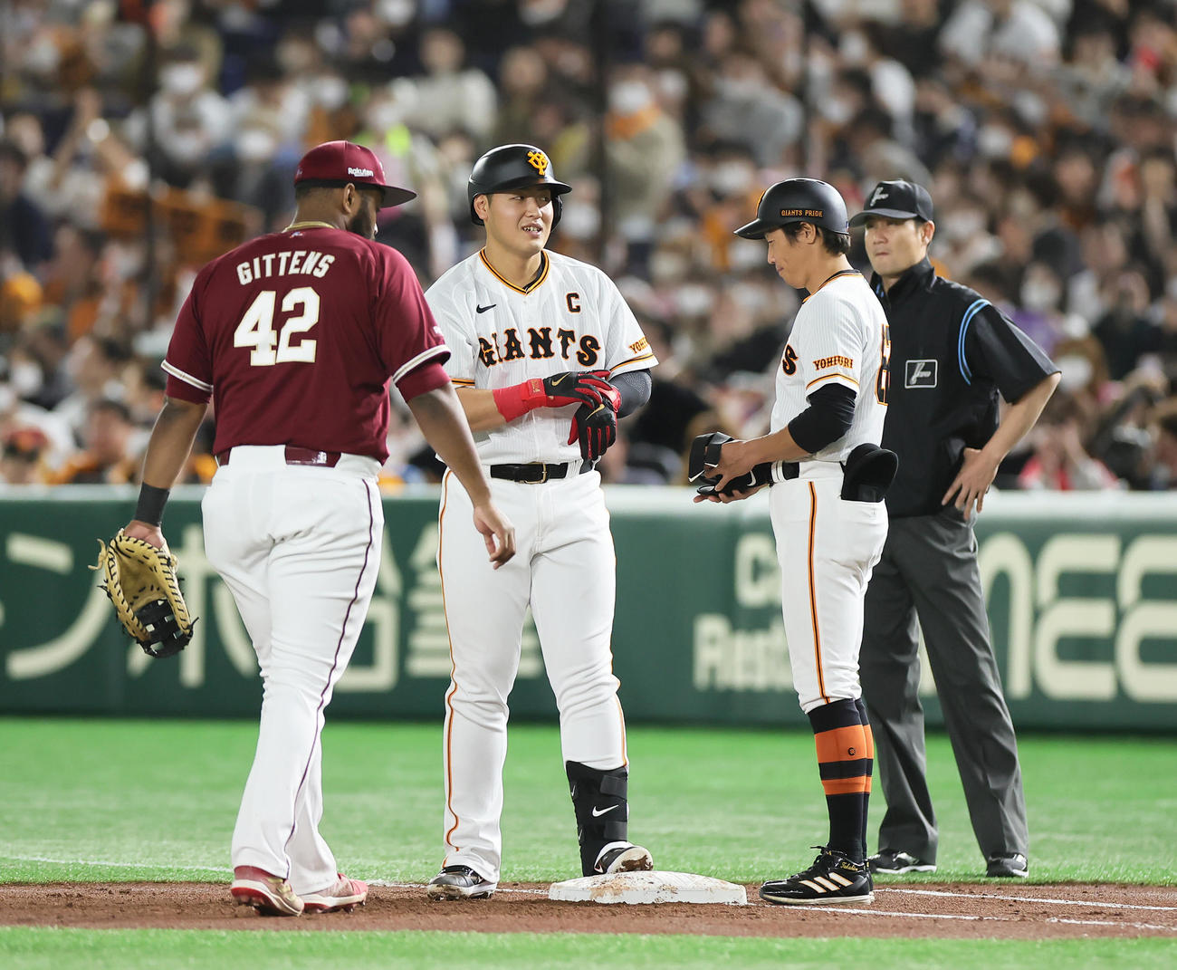 巨人対楽天　2回裏巨人無死、岡本和（中央）は左前打を放ち笑顔を見せる（撮影・足立雅史）