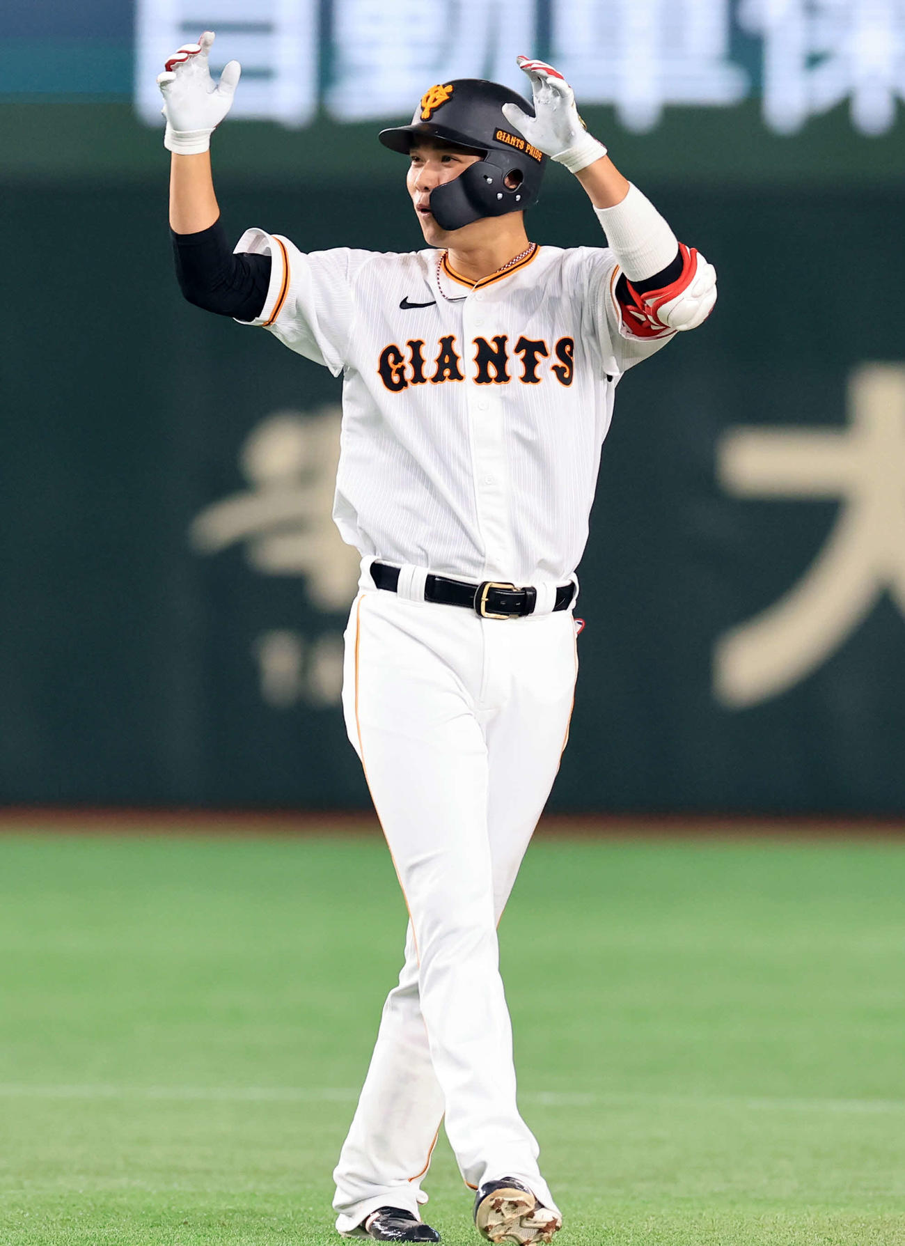 巨人対楽天　2回裏巨人1死一、二塁、坂本は左越え先制2点適時二塁打を放ち、両手を上げる（撮影・浅見桂子）