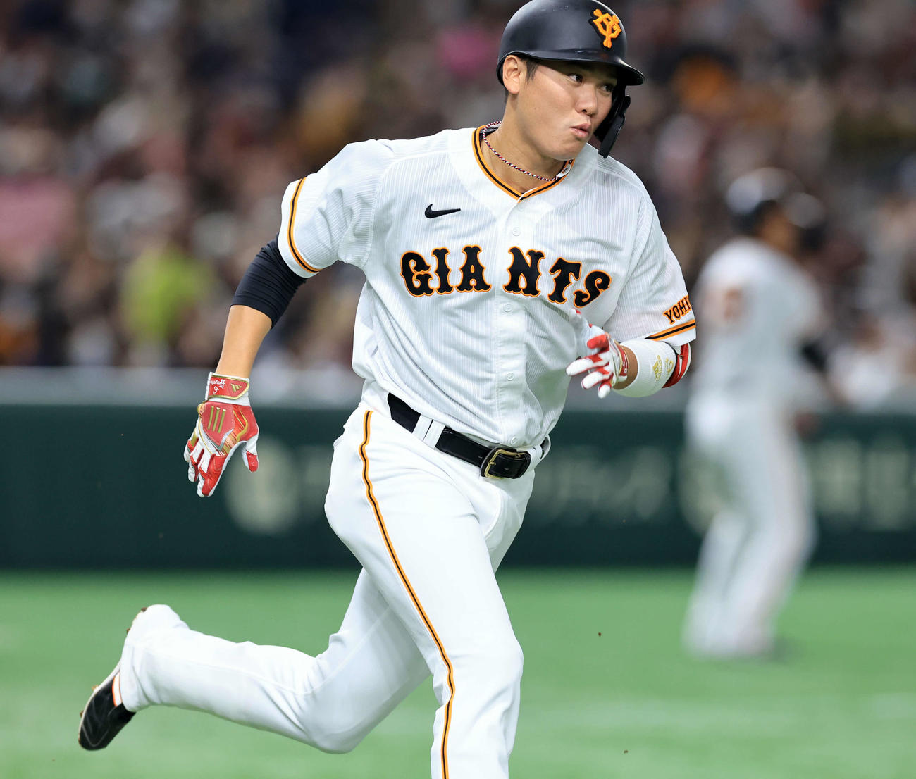 巨人対楽天　2回裏巨人1死一、二塁、坂本は左越え先制2点適時二塁打を放ち激走する（撮影・浅見桂子）
