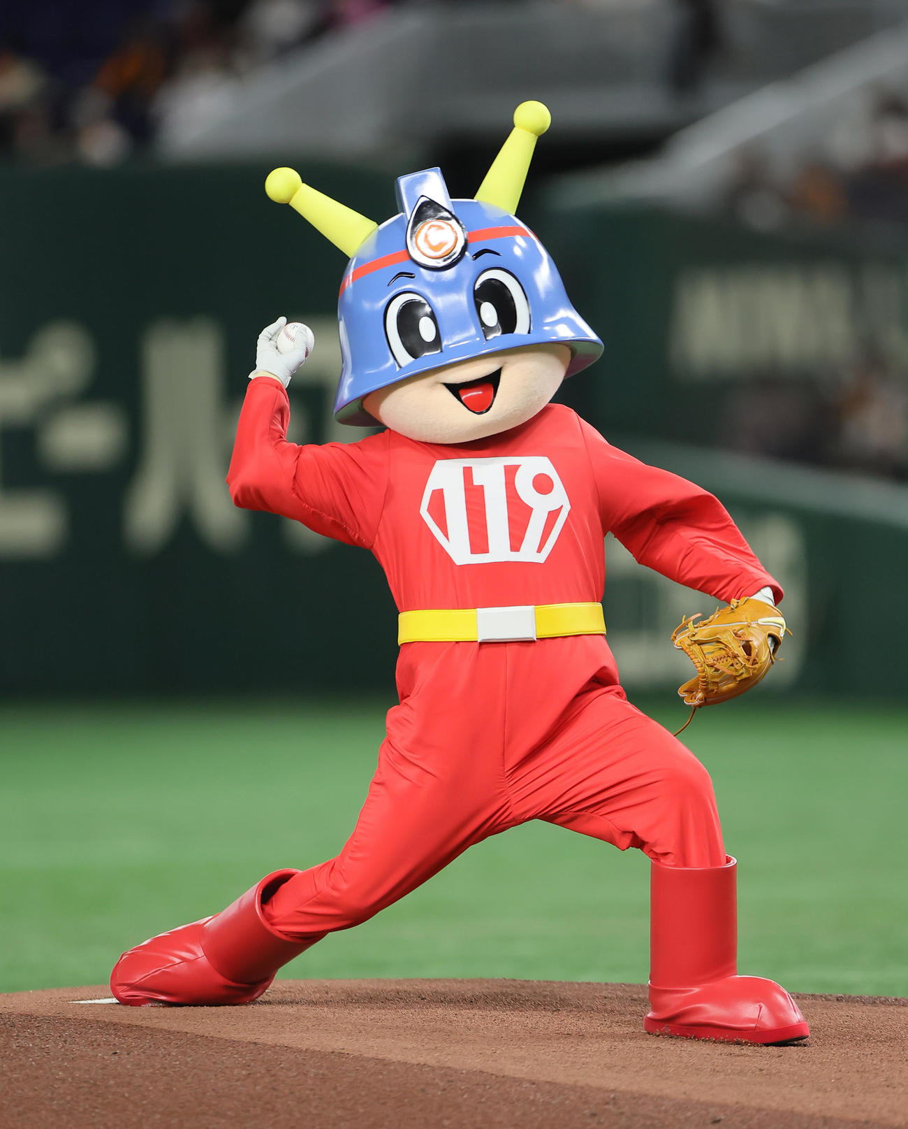 巨人対楽天　始球式を務めた東京消防庁マスコットの「キュータくん」（撮影・足立雅史）
