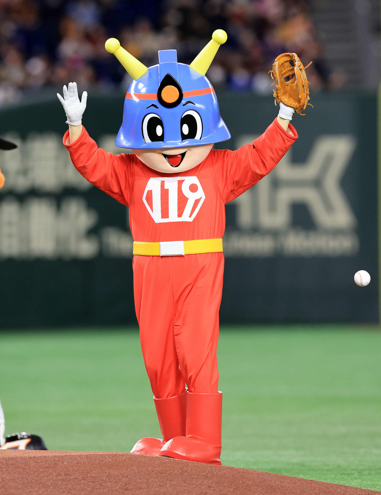 巨人対楽天　始球式で投げた東京消防庁マスコットのキュータ（撮影・浅見桂子）