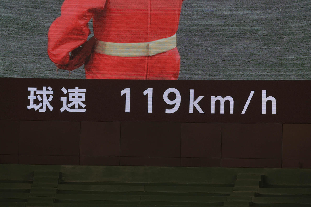 巨人対楽天　始球式で投げた東京消防庁マスコットのキュータは球速119キロを記録（撮影・浅見桂子）