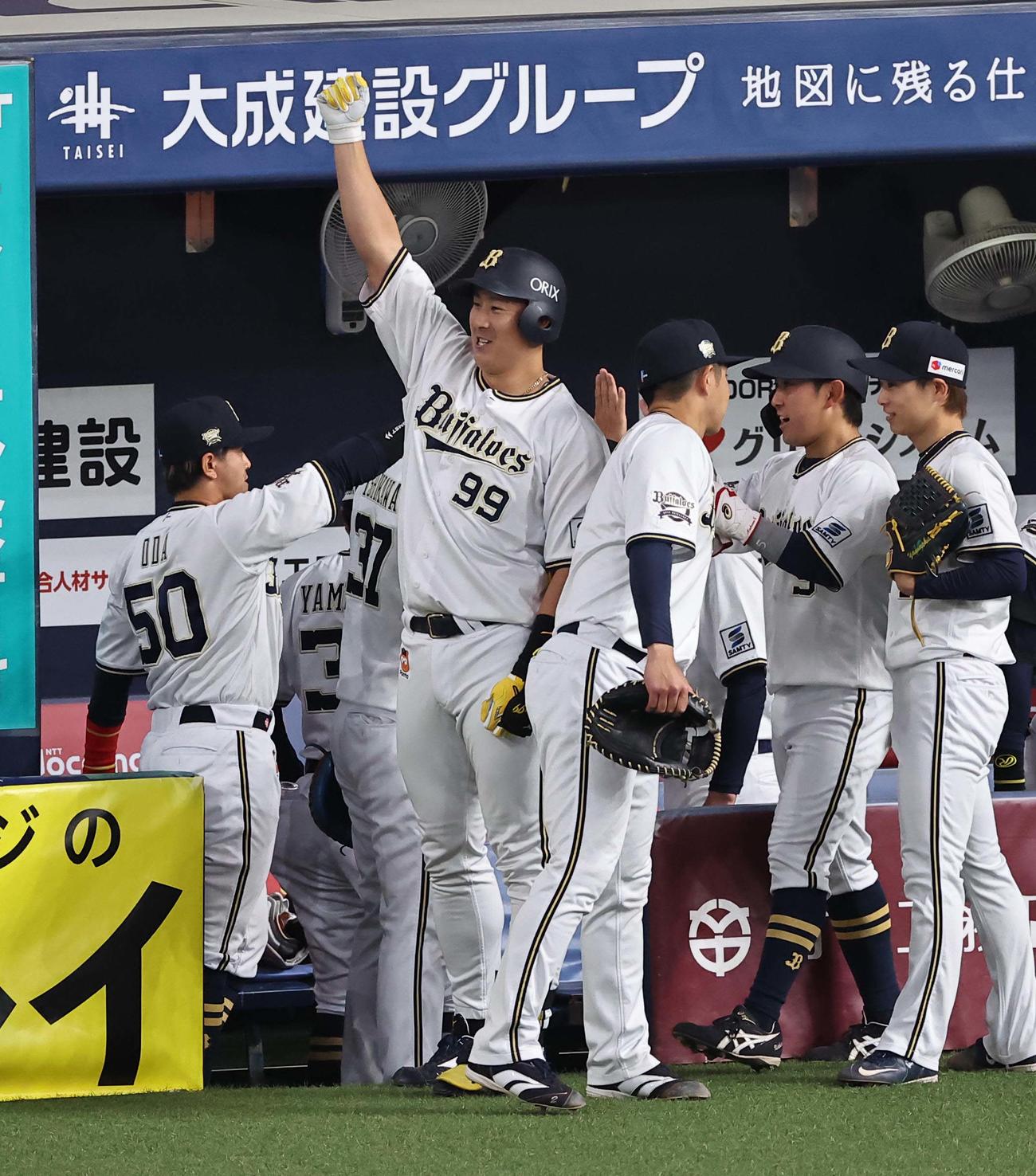 オリックス対阪神　1回裏オリックス2死三塁、左越え2点本塁打を放った杉本は昇天ポーズを見せる（撮影・上田博志）