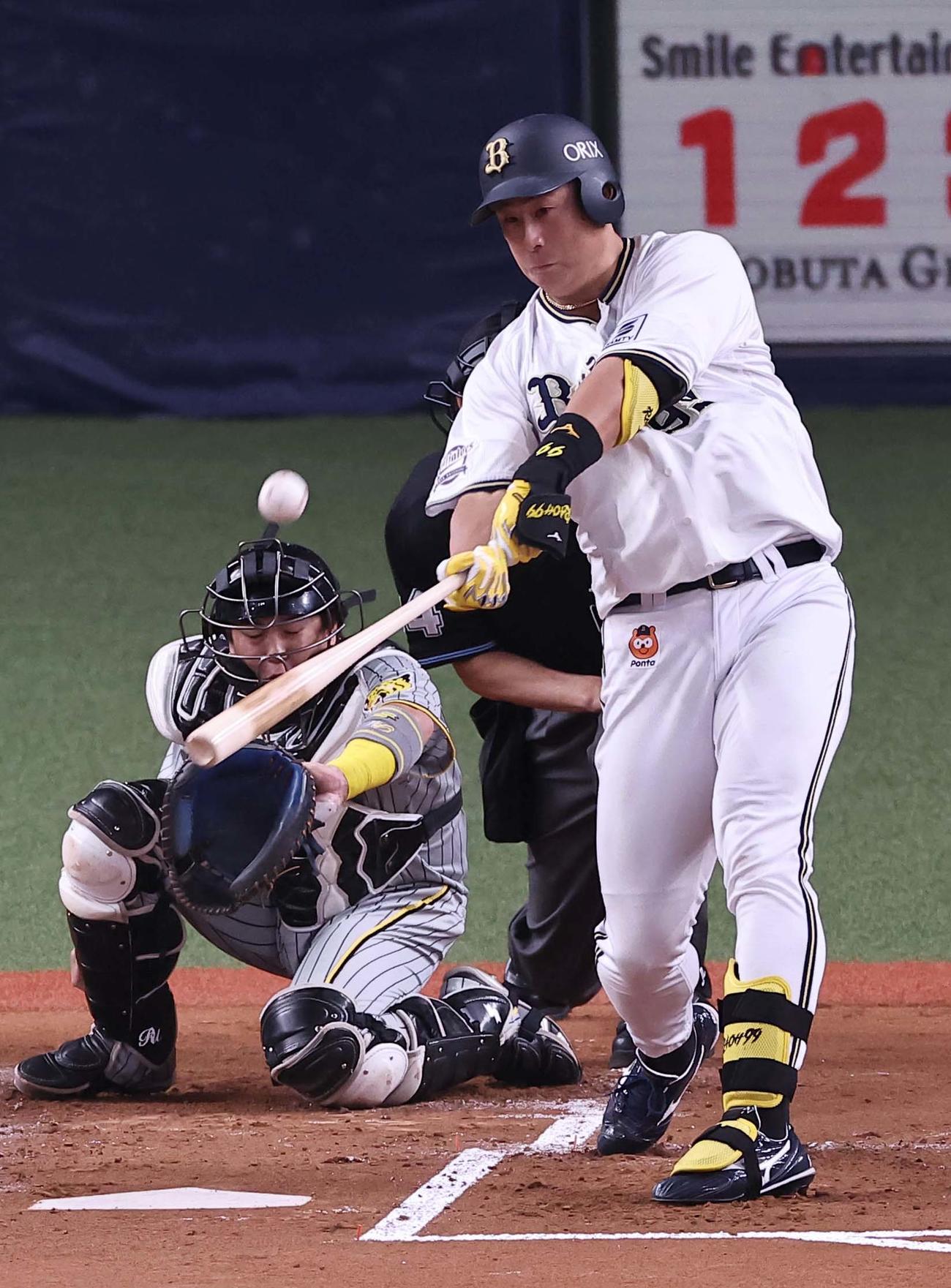 オリックス対阪神　1回裏オリックス2死三塁、杉本は左越え2点本塁打を放つ（撮影・上田博志）