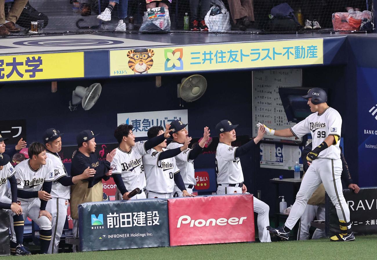 オリックス対阪神　1回裏オリックス2死三塁、左越え2点本塁打を放った杉本は中嶋監督（右から2人目）の出迎えを受ける（撮影・上田博志）