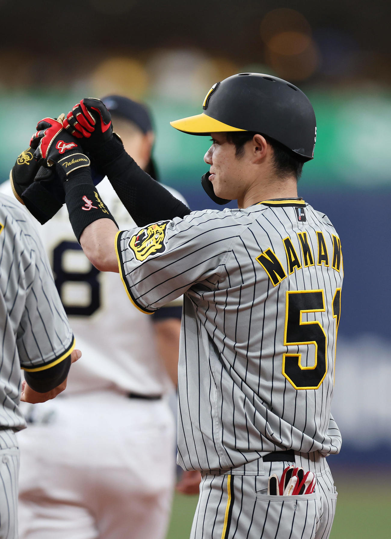 オリックス対阪神　4回表阪神無死一塁、左前打を放ち「ペッパーミル」パフォーマンスをする中野（撮影・前田充）
