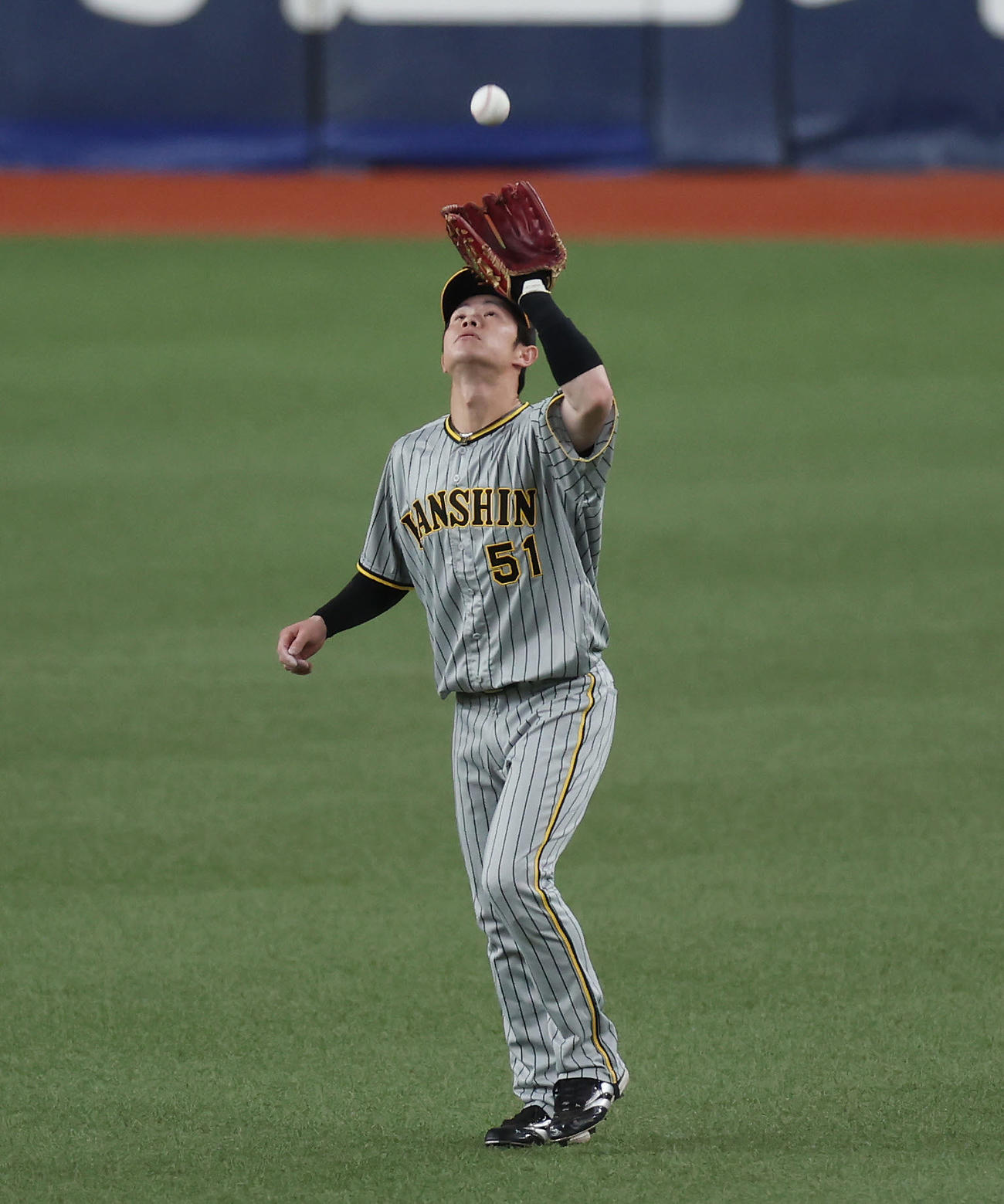 オリックス対阪神　1回裏オリックス1死、ゴンザレスの二飛を捕球する中野（撮影・前田充）