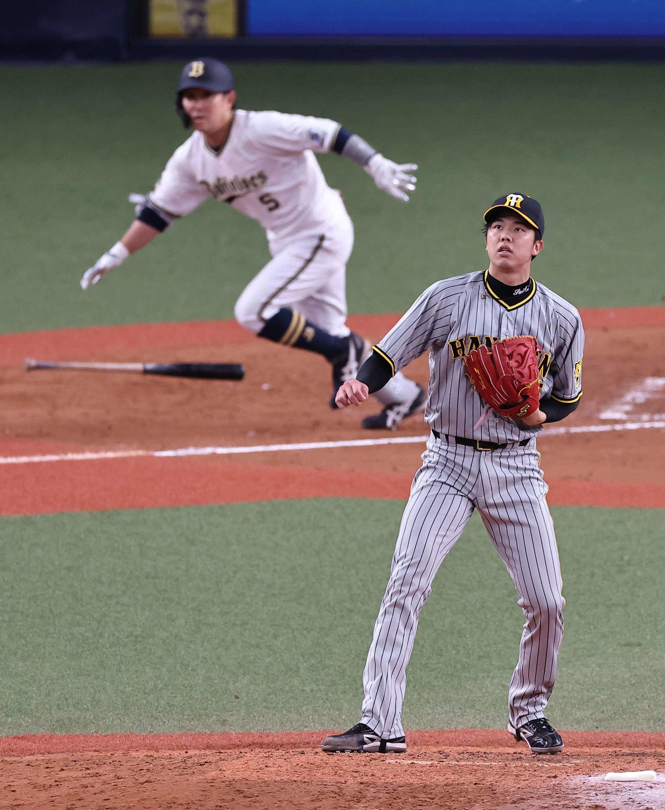 オリックス対阪神　5回裏オリックス2死一、二塁、才木（右）は西野に中前適時打を浴びる（撮影・上田博志）