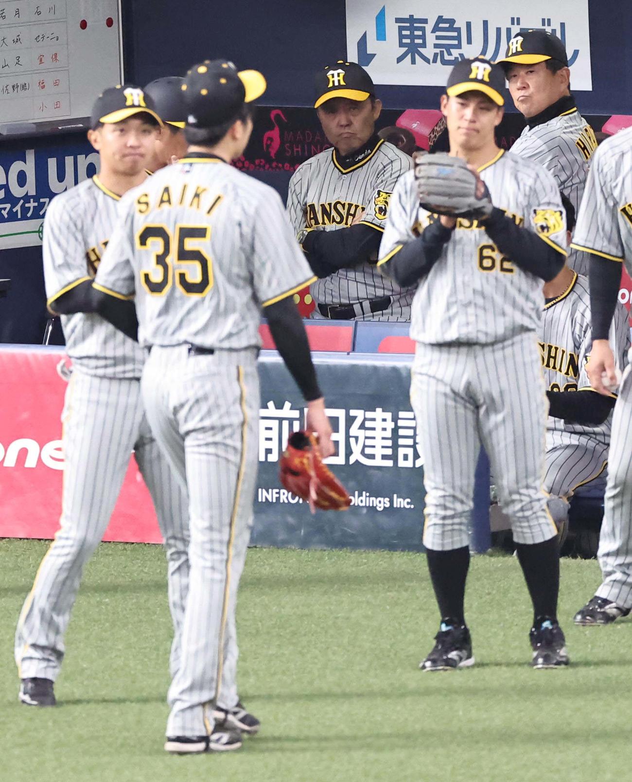 オリックス対阪神　岡田監督（中央）はリードを許す才木に厳しい表情を見せる（撮影・上田博志）