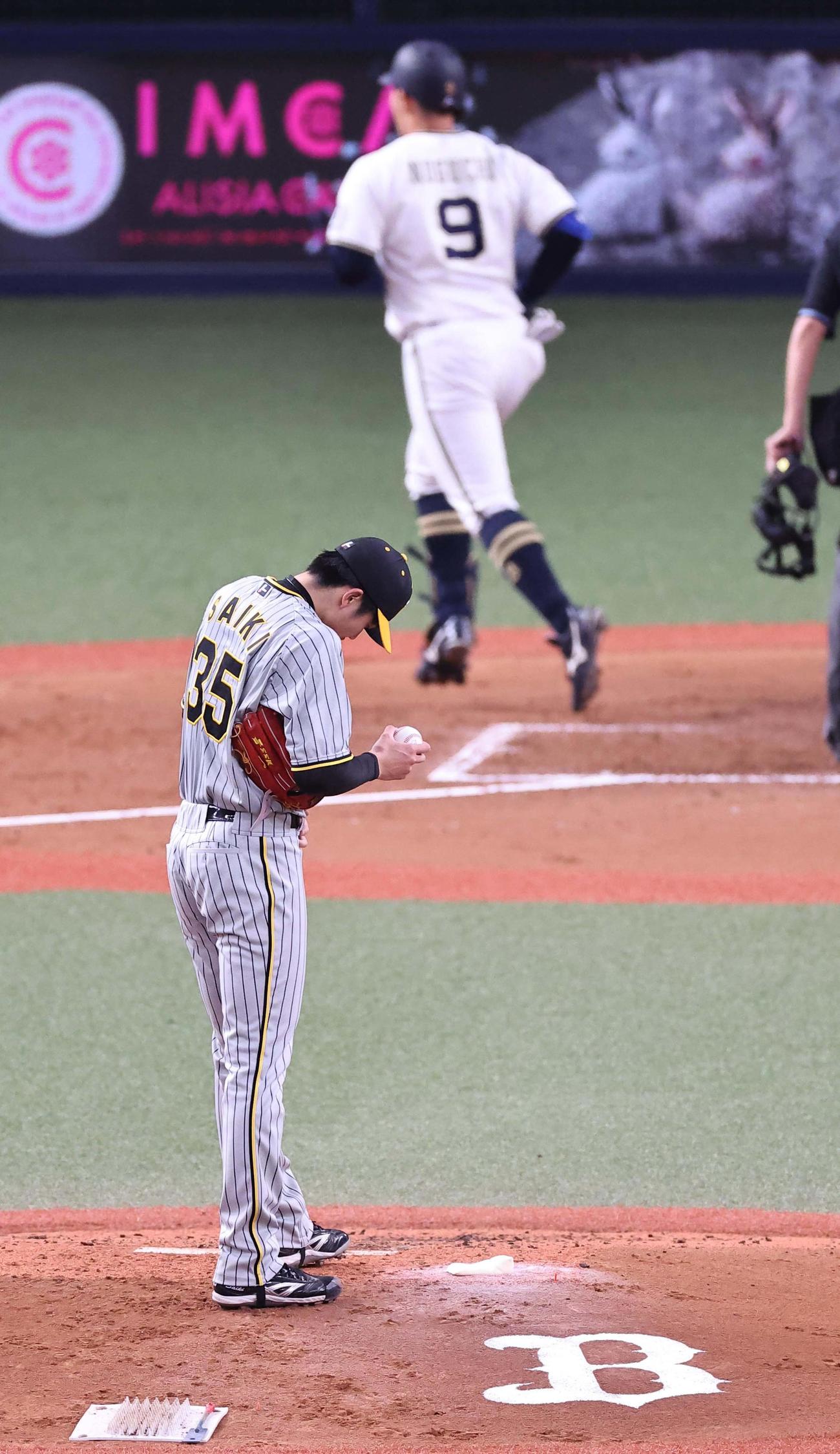 オリックス対阪神　3回裏オリックス1死、才木（左）は野口に右越え本塁打を浴びる（撮影・上田博志）