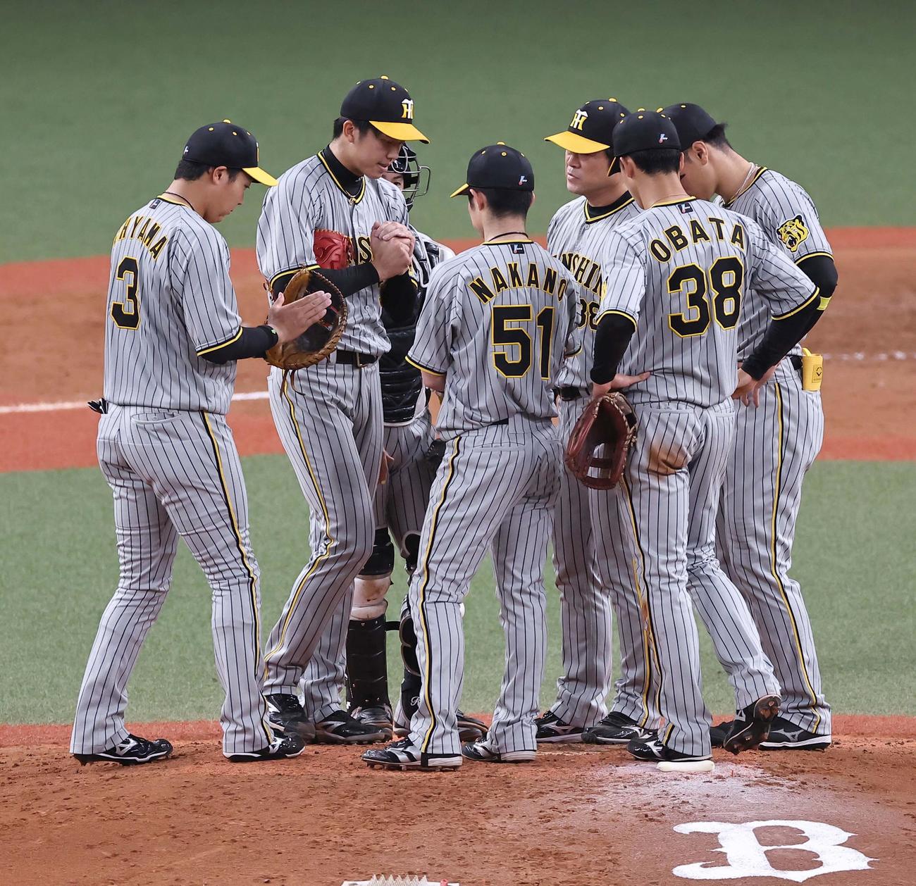 オリックス対阪神　5回裏オリックス2死一、二塁、才木（左から2人目）に声を掛ける阪神ナイン（撮影・上田博志）