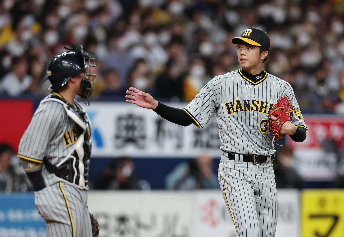 オリックス対阪神　5回裏オリックス2死一、二塁、西野に適時打を浴びた才木。左は梅野（撮影・前田充）