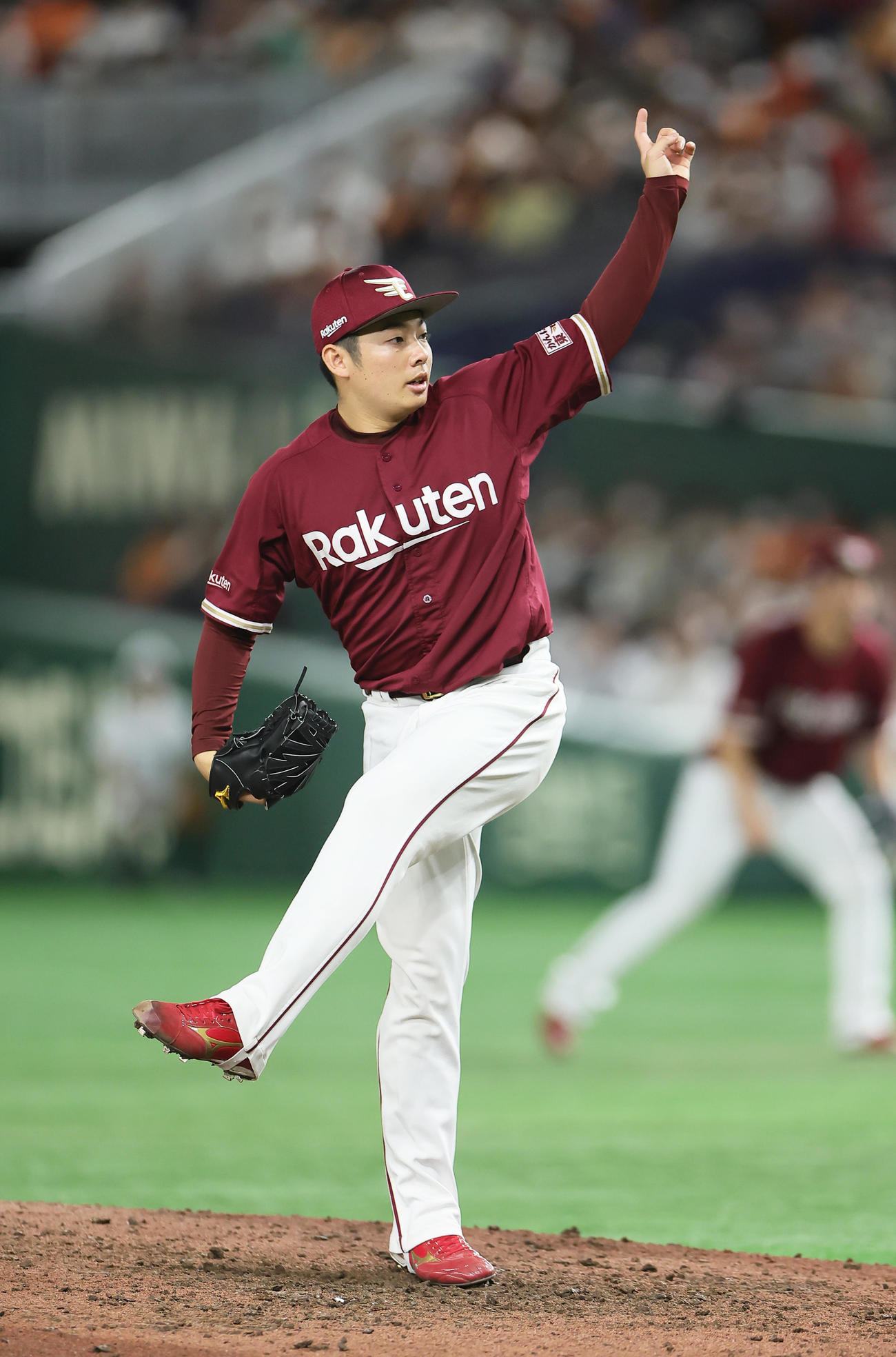 巨人対楽天　8回から登板した楽天松井裕（撮影・足立雅史）