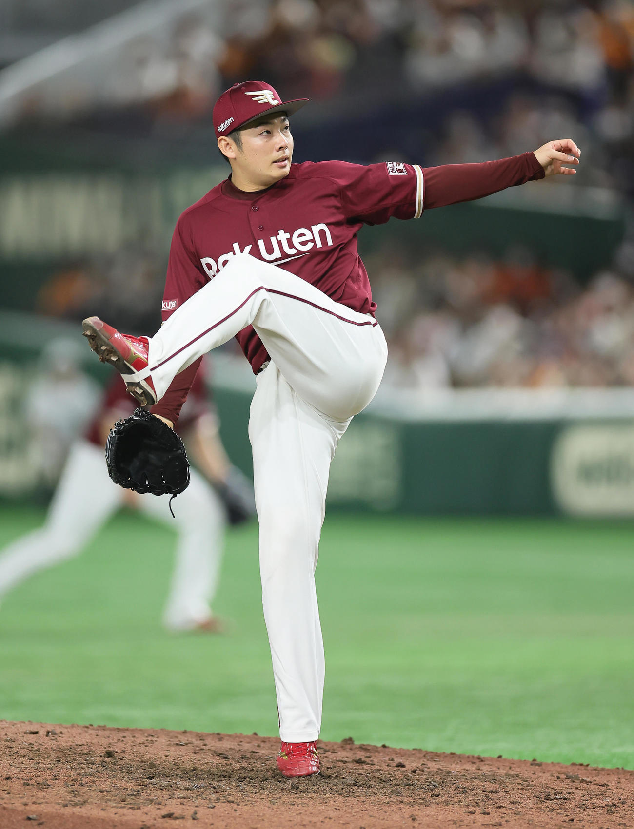 巨人対楽天　8回から登板した楽天松井裕（撮影・足立雅史）
