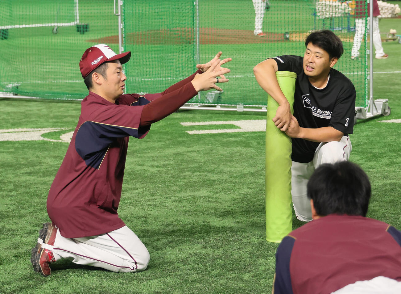 巨人対楽天　練習中、談笑する楽天の松井裕（左）と浅村（撮影・足立雅史）