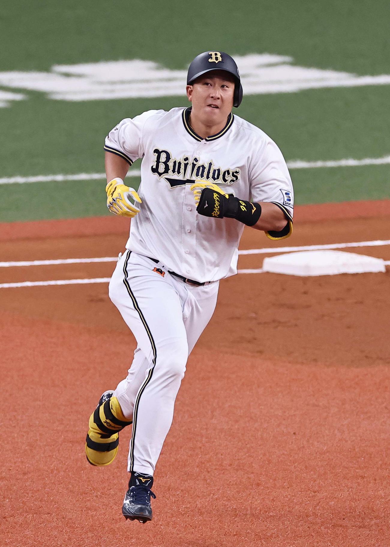 オリックス対阪神　1回裏オリックス2死三塁、杉本は左越え2点本塁打を放つ（撮影・上田博志）