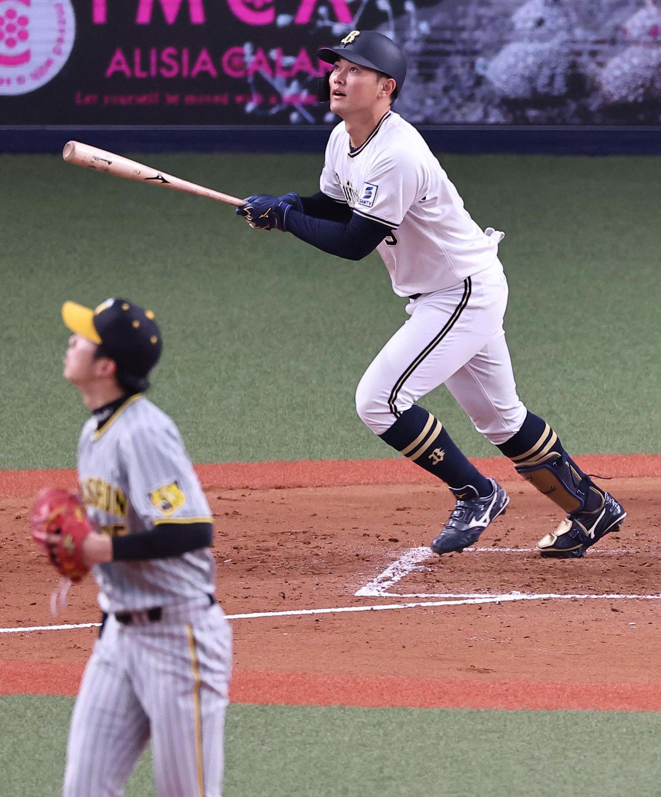 オリックス対阪神　3回裏オリックス1死、野口は右越えにソロ本塁打を放つ。投手才木（撮影・上田博志）