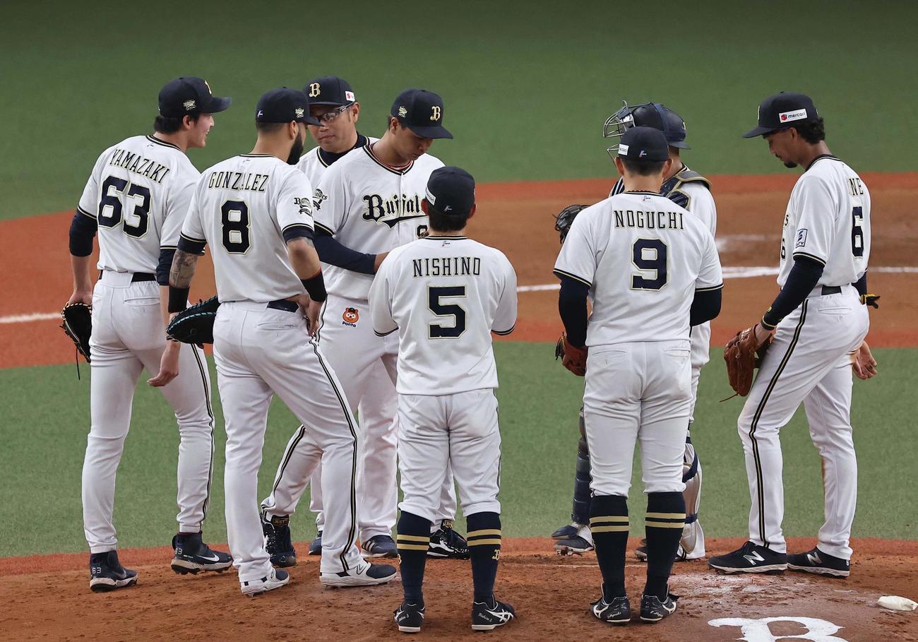 オリックス対阪神　7回、宇田川（左から4人目）は山崎颯（左）と交代してマウンドに上がる（撮影・上田博志）