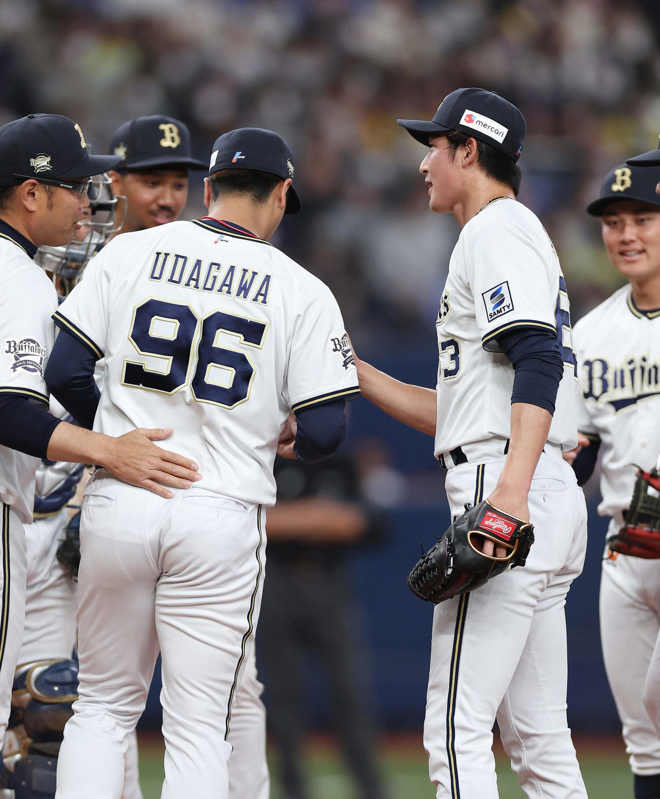 オリックス対阪神　7回表阪神2死一、二塁、山崎颯（中央右）に代わりマウンドに上がる宇田川（同左）（撮影・前田充）