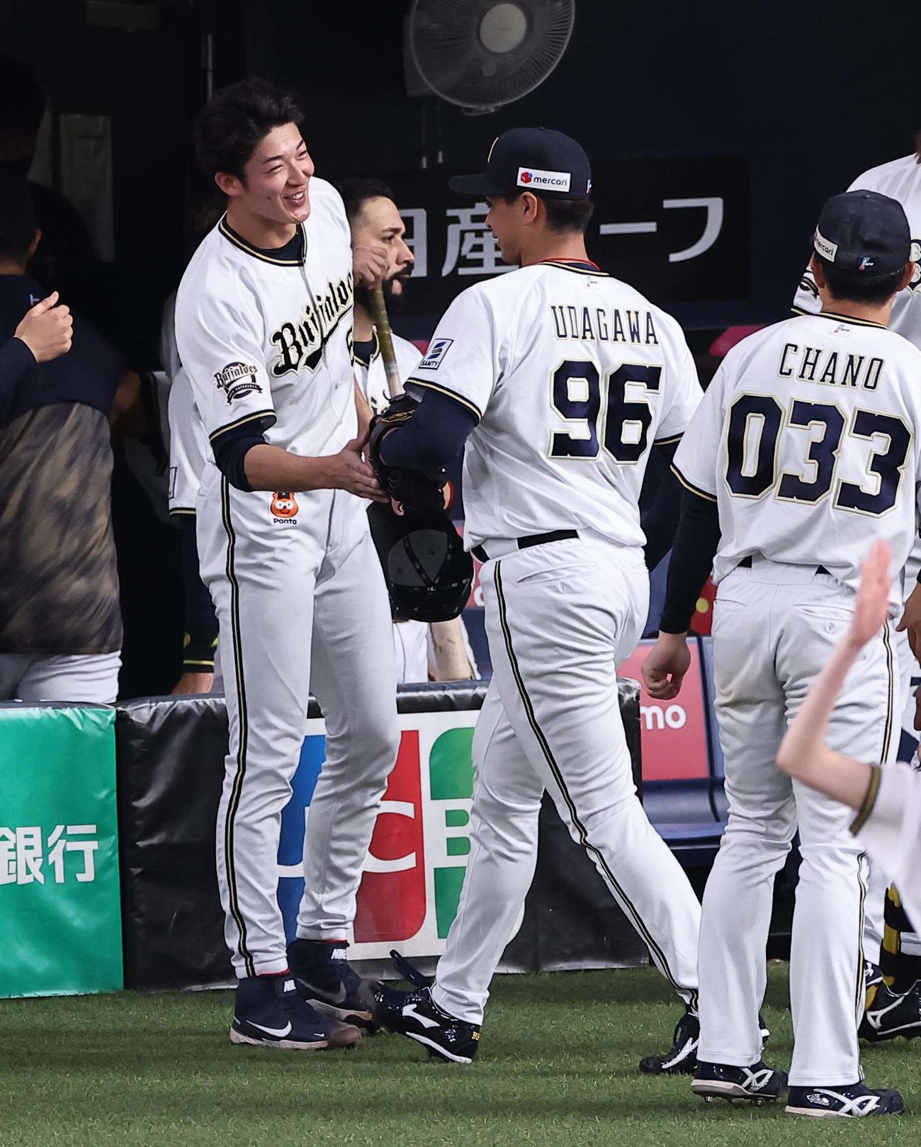 オリックス対阪神　7回、近本を打ち取った宇田川を笑顔で出迎える山崎颯（撮影・上田博志）