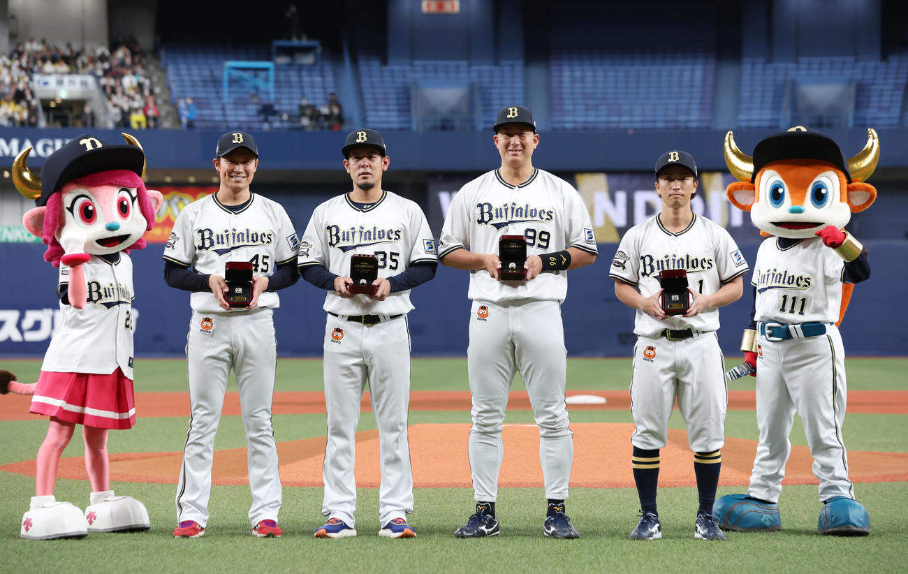 オリックス対阪神　試合前、チャンピオンリング贈呈式でリングを受け取る、左からオリックス阿部、比嘉、杉本、福田（撮影・前田充）