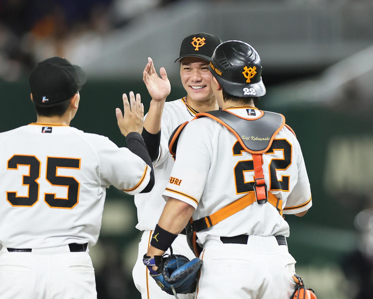 巨人対楽天　勝利し、笑顔でタッチを交わす巨人坂本（中央）（撮影・足立雅史）