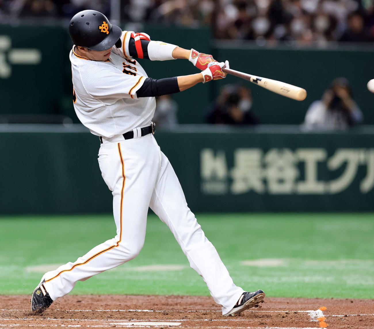 巨人対楽天　2回裏巨人1死一、二塁、坂本は左越え先制2点適時二塁打を放つ（撮影・浅見桂子）