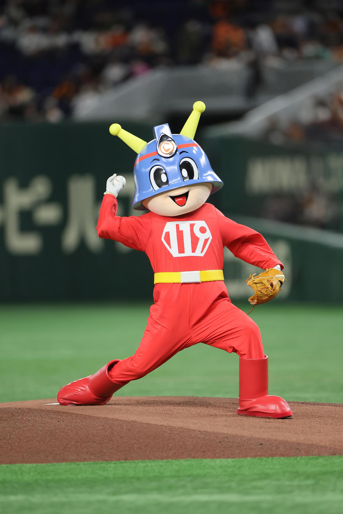 巨人対楽天　始球式を務めた東京消防庁マスコットの「キュータくん」（撮影・足立雅史）