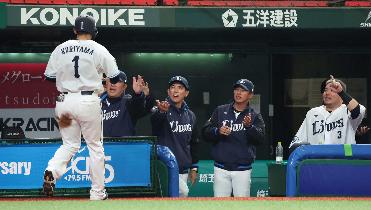 西武対DeNA 5回裏西武2死二、三塁、愛斗の適時二塁打で生還した栗山を迎える松井監督（撮影・丹羽敏通）