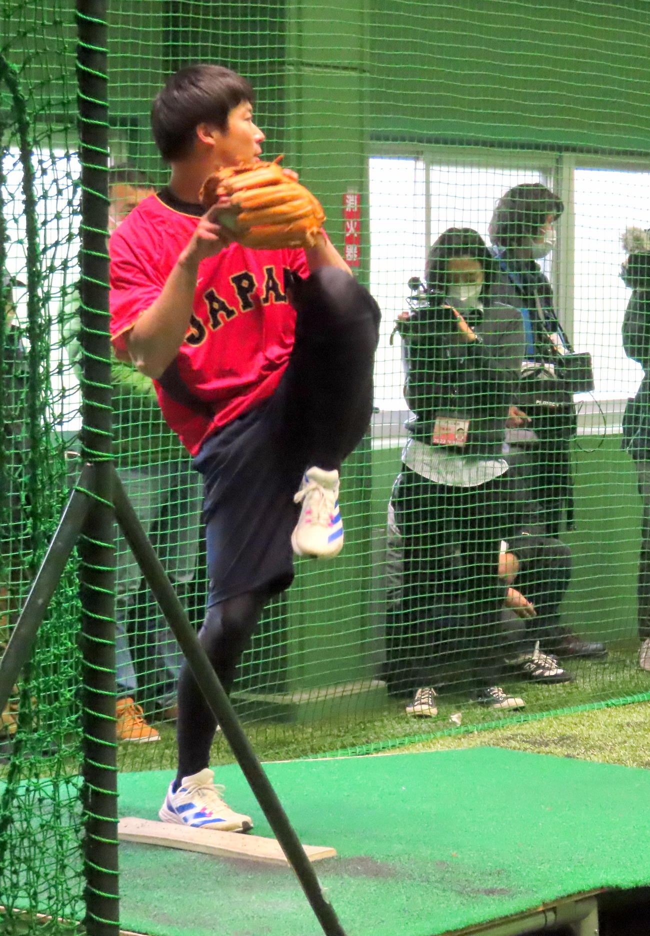 ヤクルトの練習に合流した山田哲人内野手はマウンドの傾斜から投球練習を披露。練習着は侍ジャパンのものだった（撮影・三須一紀）